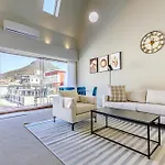 Cbd Loft With Mountain View, Balcony, Aircon, Parking