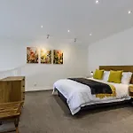 Cbd Loft With Mountain View, Balcony, Aircon, Parking