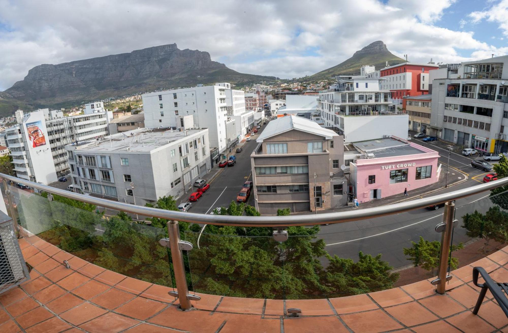 Apartment Cbd Loft With Mountain View, Balcony, Aircon, Parking